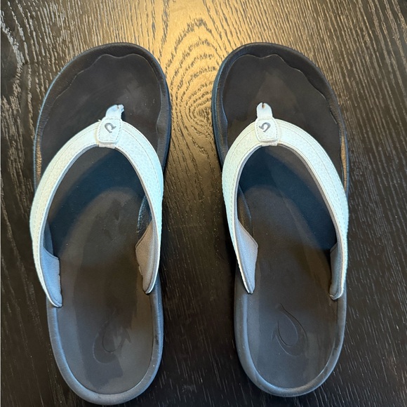 OluKai Ohana Flip Flops, ladies limited addition, black w white straps size 7.5 - Picture 1 of 3